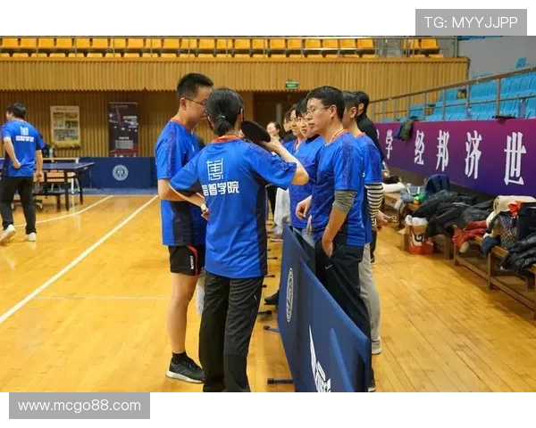 足球比赛中的乐事人偶：带你走进赛场背后的欢乐与激情