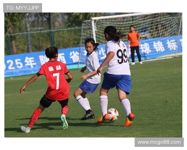 青春杯足球赛精彩落幕 冠军队伍问鼎胜利荣耀 展现青春拼搏精神